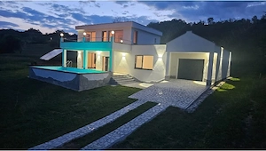 De vânzare: Casă modernă 330 mp, piscină și teren 3.000 mp
