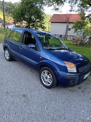 Vand Ford Fusion masina foarte buna si economica ideala pentru oras