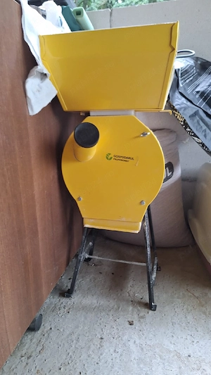 Moara cu suport pentru cereale