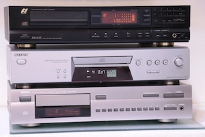 3 CD Playere : Sansui, Sony, Yamaha.