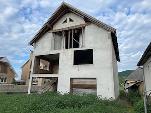 de Vânzare Casă și Teren în Viile Apei la strada Principală peste drum de Magazin La Doi Pași