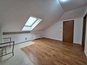 Persoană fizică vând apartament tip mansardă 3 dormitorare + living cu bucatarie open space - imagine 2