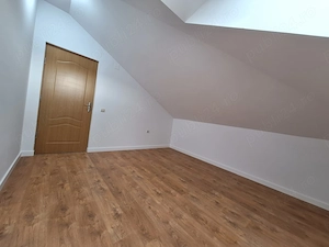 Persoană fizică vând apartament tip mansardă 3 dormitorare + living cu bucatarie open space - imagine 3