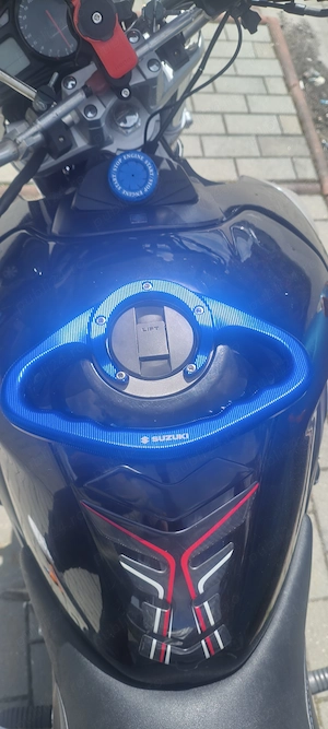 Suzuki GSR 600 mâner pe rezervor pentru pasager - imagine 2