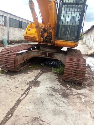 JCB JS330   Excavator pe șenile - imagine 4