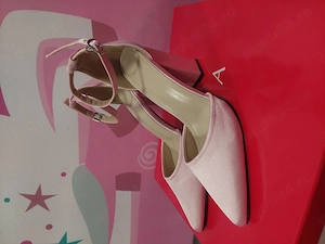 Pantofi eleganți din satin roz pudrat cu toc înalt 