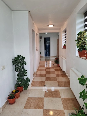 Casa 2 camere cu centrala gaz si teren 300 mp zona Primarie si Scoala - imagine 3