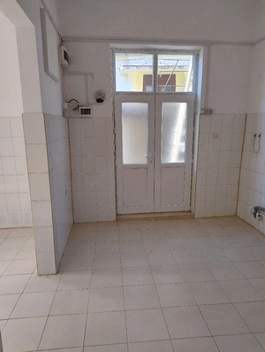închiriez spatu comercial zona berzei 2300 lei - imagine 2