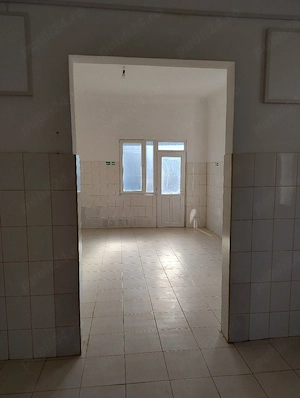 închiriez spatu comercial zona berzei 2500 lei