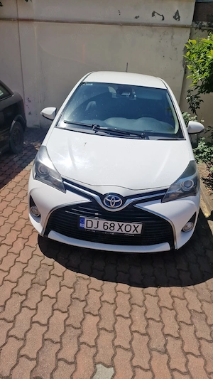 Particular vând toyota yaris hibrid  - imagine 4