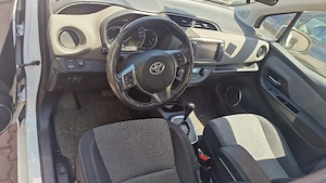 Particular vând toyota yaris hibrid  - imagine 5