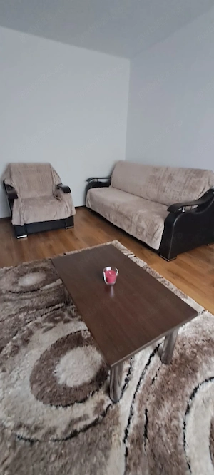 Închiriez apartament 