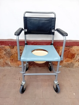 Scaun wc pe roti 