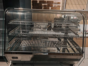 Vând vitrina calda croissante 