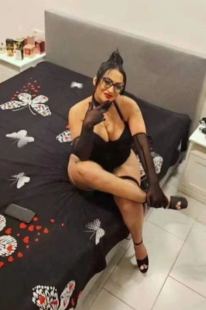Brunetă seducătoare 45+