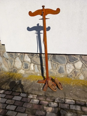 De vânzare cuier din lemn,cravașă din piele și saboți din lemn