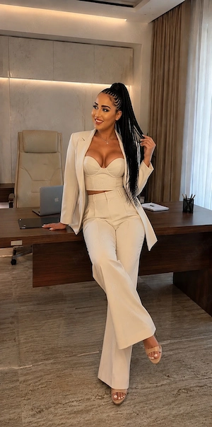 Bună, sunt Cristina.   Pozele sunt 100% reale. Eleganță, discreție și rafinament. Disponibilă non-st