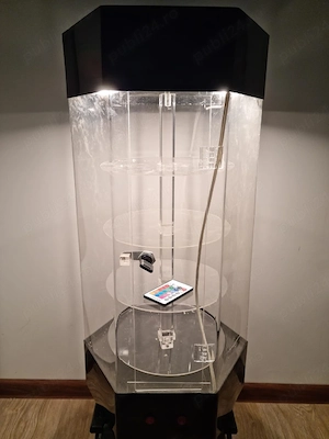 Vitrine rotative din plexiglas cu iluminare LED si telecomanda