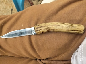 Cuțit de vânătoare din corn de cerb