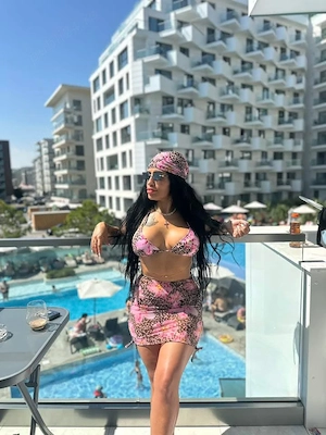 Brunetă slim dulce fără inhibiții!