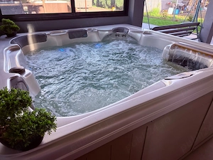 Vând Jacuzzi Artesian Elite Spa pentru 6 persoane în stare excelentă  Dimensiune: 210cm x 215cm x 85