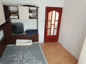 închiriez apartament cu trei camere 