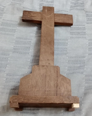 Crucifix catolic de masa altar stejar 35 cm. cu defecte
