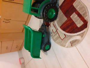 Tractor mare cu remorca.