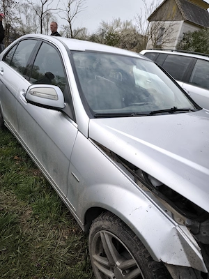 Vând Mercedes avariat motorul porneste - imagine 5