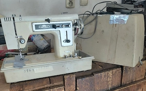 Vând mașina de cusut electrica cu pedală in stare foarte bună bine întreținută 