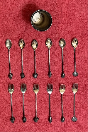 set complet de tacamuri 6 lingurite+6 furculite pentru desert aperitiv vechi vintage din alama temat
