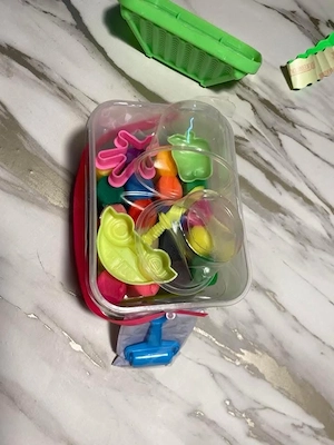 Set Complet de Plastilină Multicoloră în Găletușă Căsuță   Produs Nou