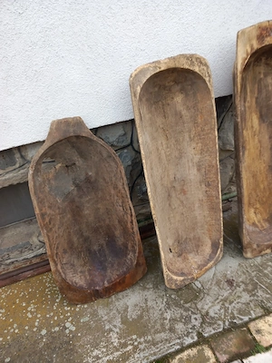 3 coveți din lemn