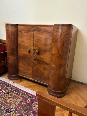 Cabinet antic din lemn curbat cu furnir de nuc.