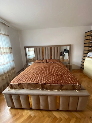 pat tapițat cu inserți auri și oglinzi 