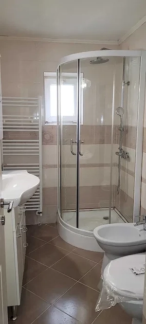 Inchiriez apartament cu 3 camere in zona Bd. Traian cu Bd Republicii.