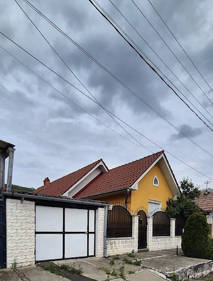 închiriez casă complet mobilată 