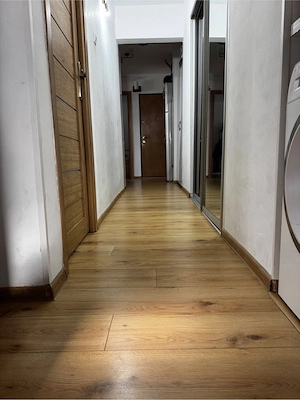 PROPRIETAR. Vand Apartament 3 camere Decomandat zona Lipovei - imagine 2