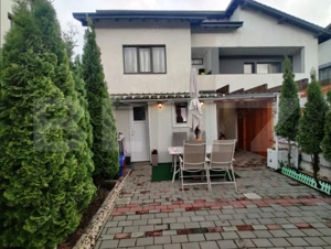  APARTAMENT LA VILĂ – GATA DE MUTAT | CURTE PROPRIE 80 MP | POD 60 MP |