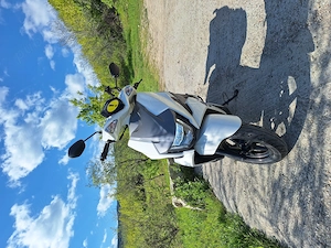 Vand Scuter Suzuki Avenis an 2024, 2050km, inca 3 ani de garantie, consum 1.8%, stare foarte buna