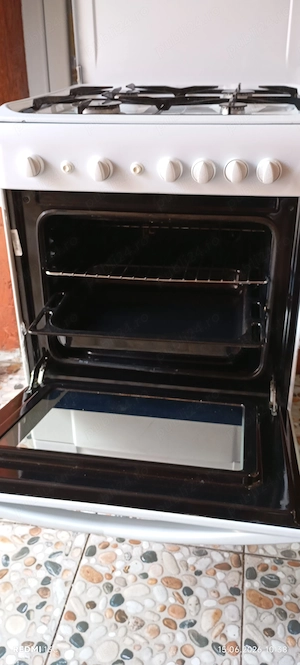 Vind aragaz cu grill si rotisor apsolut impecabil si la mai putin de  juma de pret marca  INDESIT 