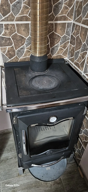 Sobă pe lemne tip semineu 