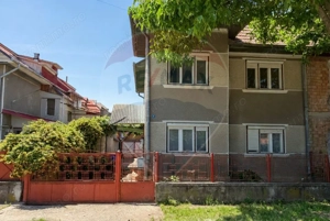 Casă cu 4 camere de vânzare - str. Morii