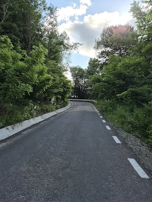 Vând teren cabană intravilan  zonă superba  8. 5 ari - imagine 4