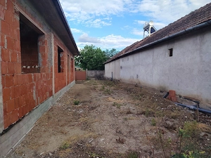 Casa mare la rosu, cu teren mare,  zona frumoasa in Pancota - imagine 3