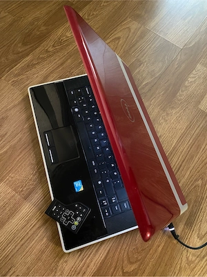 Laptop Dell cu telecomandă,tastatură luminată,Display 15,6 led,500gb memorie cu incarcator