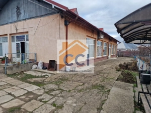 Se oferă spre vânzare / închiriere clădire cu spațiu comercial - imagine 12