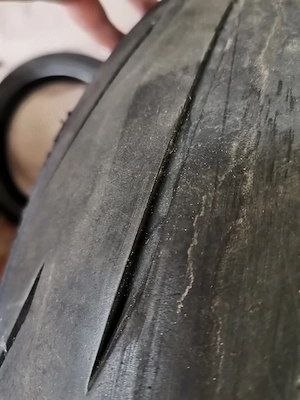 Cauciucuri, anvelope Bridgestone motocicleta pentru Yamaha YZF-R1, BMW S 1000 RR, Suzuki Hayabusa