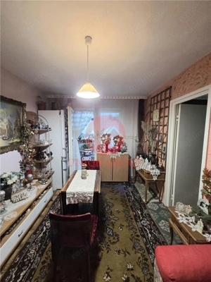 Apartament 3 Camere, Semidecomandat, Zona Piata Amzacea, Etaj 2 - imagine 2