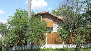 vanzare casa la curte